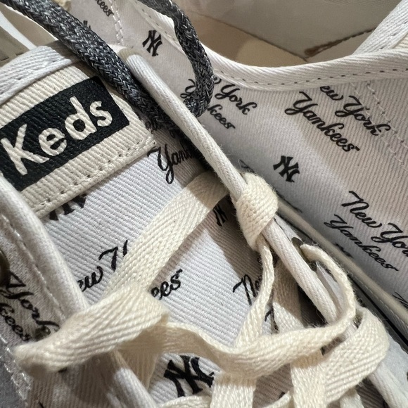 MLB White New York Yankees Canvas Sneakers sz 10 - Picture 3 of 8